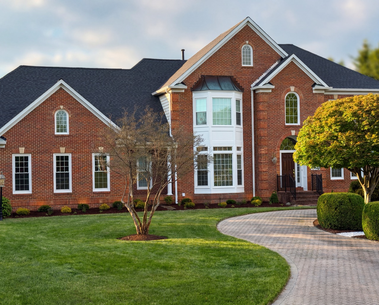 Lush front-yard lawn maintained by Green Life Landscaping in Maryland